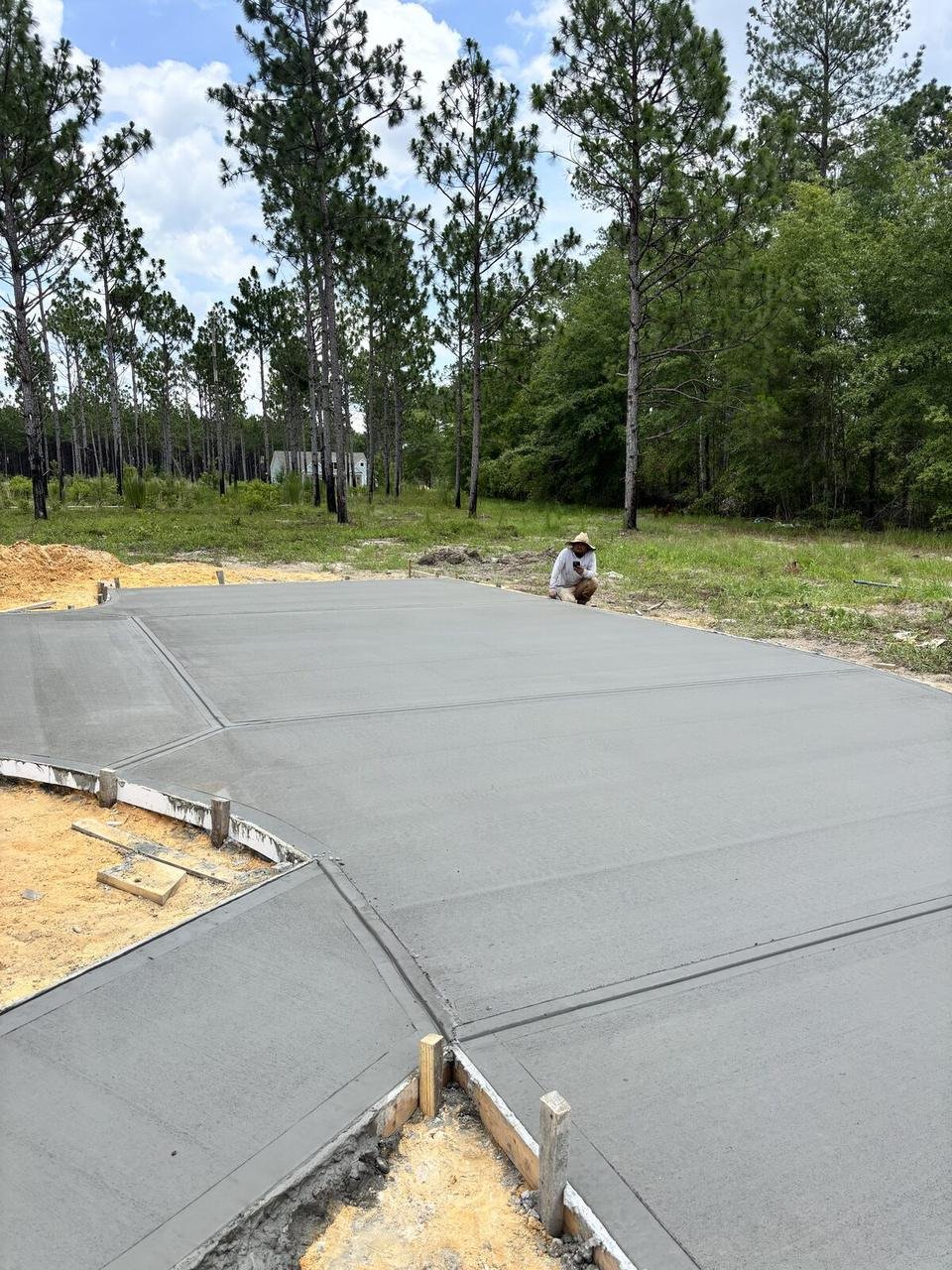 Formed and poured slab with saw-cut joints